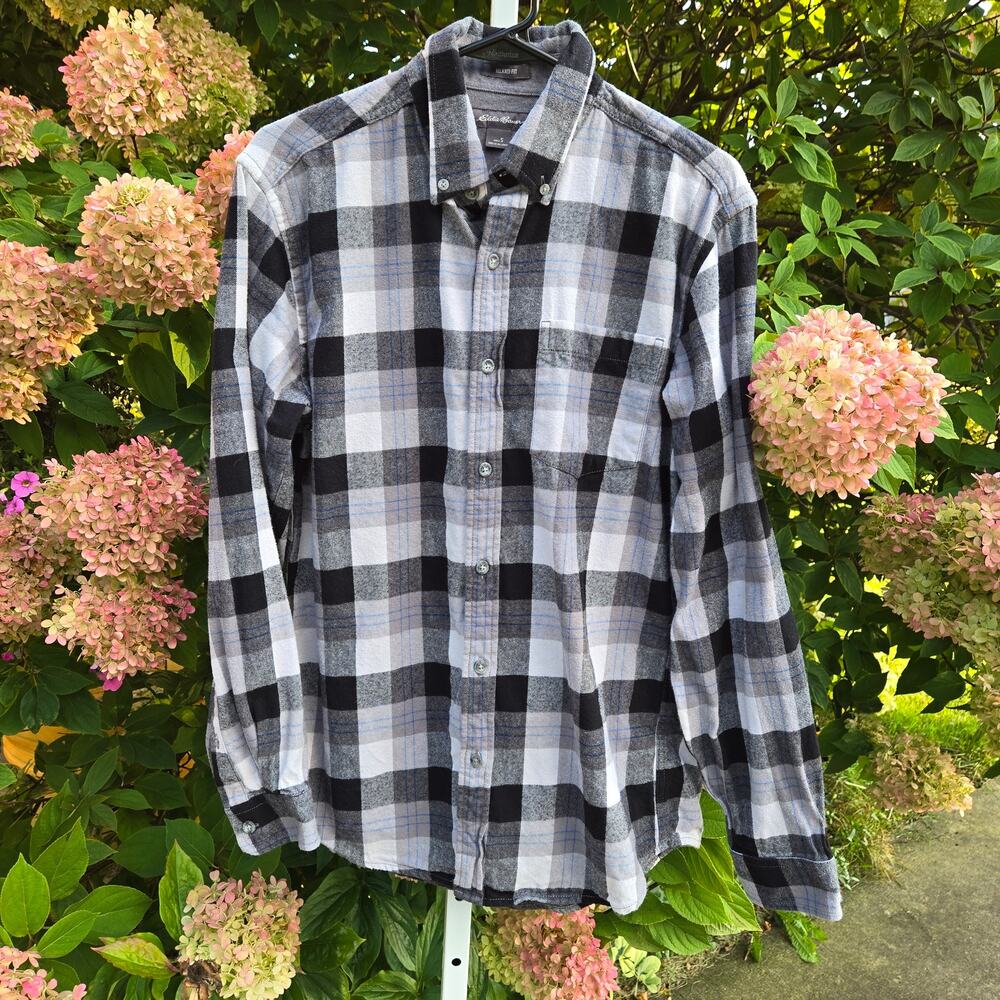 Eddie Bauer Gray Plaid Relaxed Fit Flannel Shirt Buttondown Gorpcore size Small